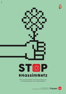 Grünes Plakat mit Faust die Blume hält und Schriftzug Stop Hass im Netz