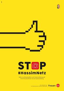 Gelbes Plakat mit Hand die ein Daumen Hoch zeigt und Schriftzug Stop Hass im Netz