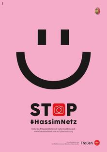 Rosa Plakat mit schwarzem Smiley und Schriftzug Stop Hass im Netz
