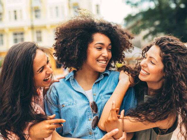 Drei fröhliche junge Frauen