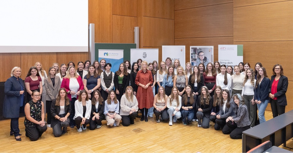 Fotos von HTL-Mädchen und Landesrätin Fotos von HTL-Mädchen und Landesrätin