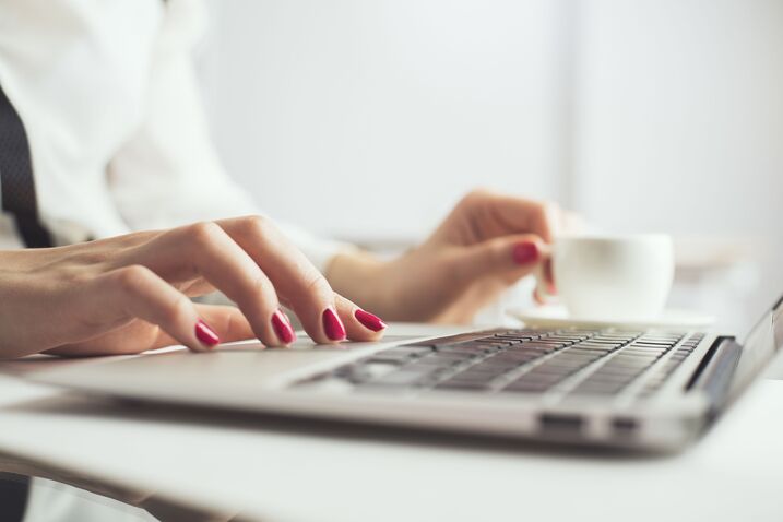 Frau schreibt auf Laptop