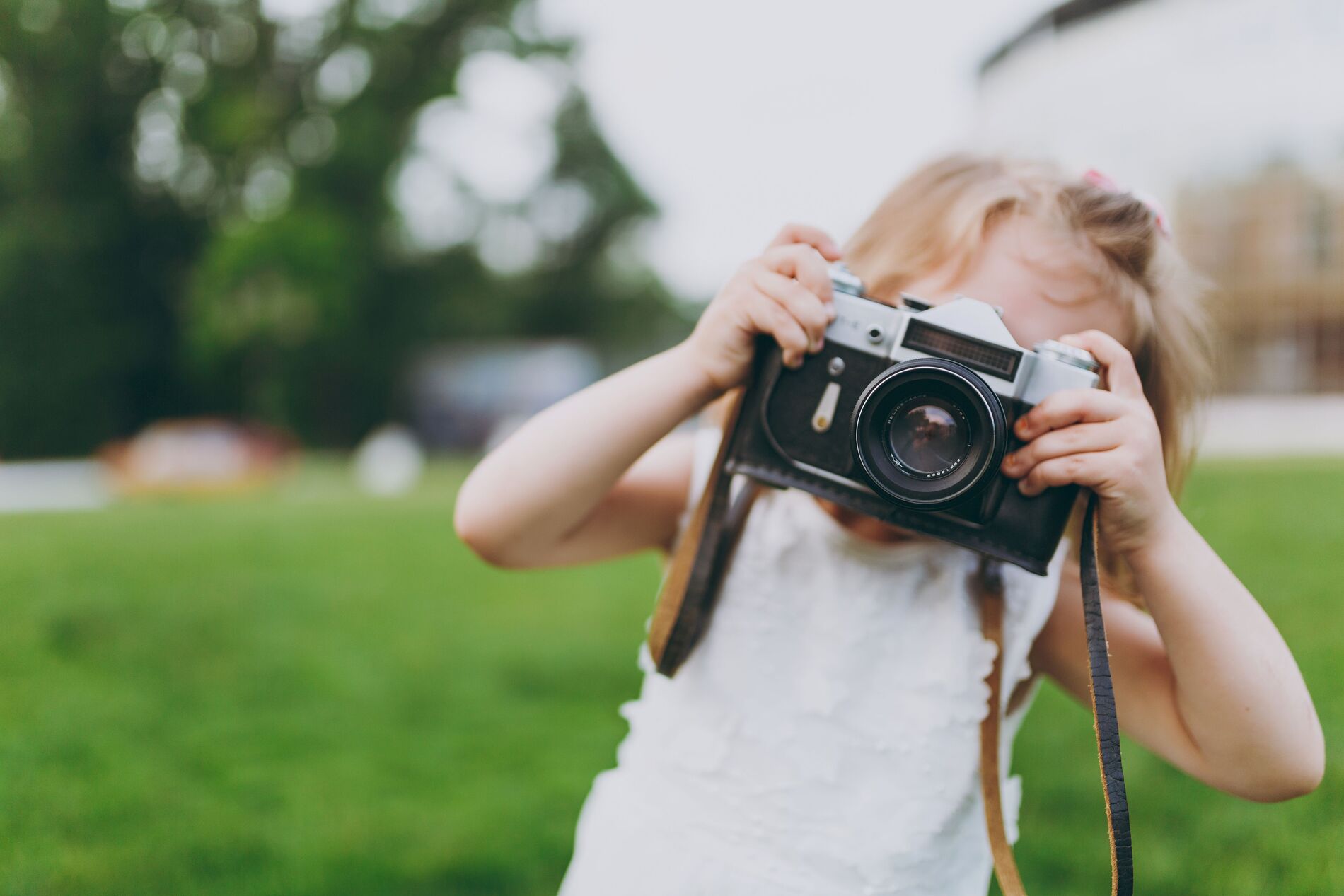 Mädchen, das fotografiert