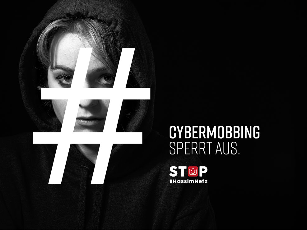 Plakat Cybermobbing sperrt aus