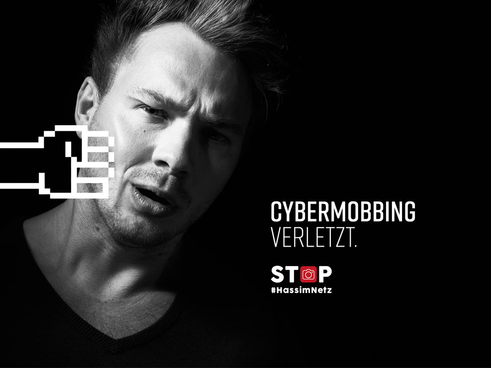 Plakat Cybermobbing verletzt