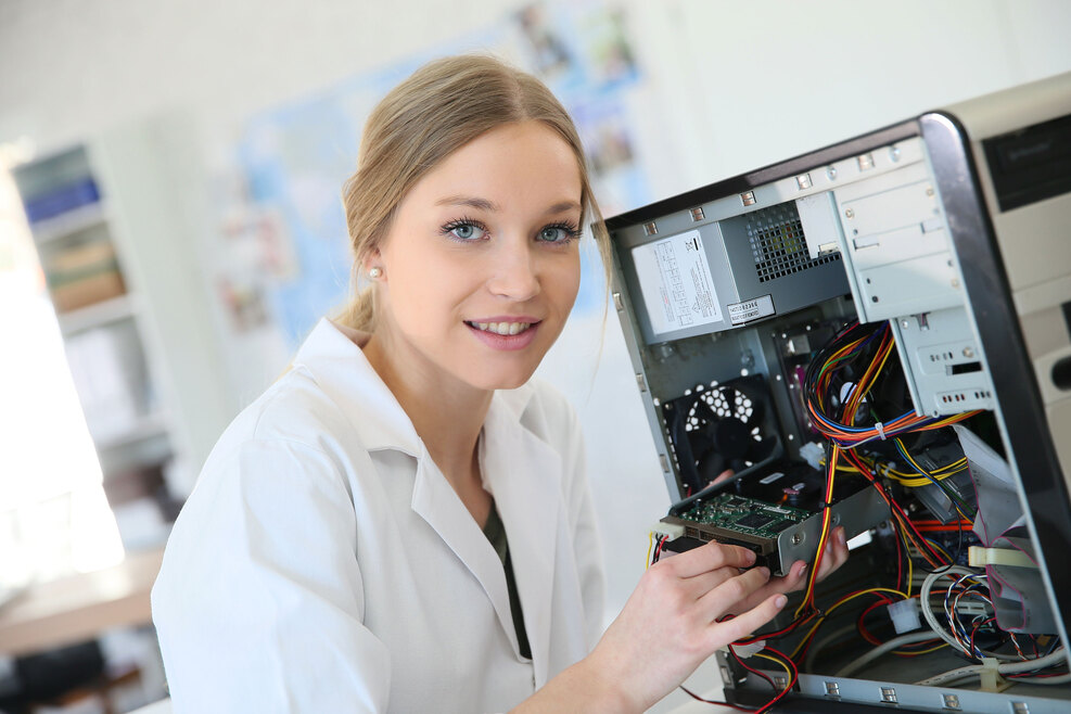 Mädchen repariert Computer