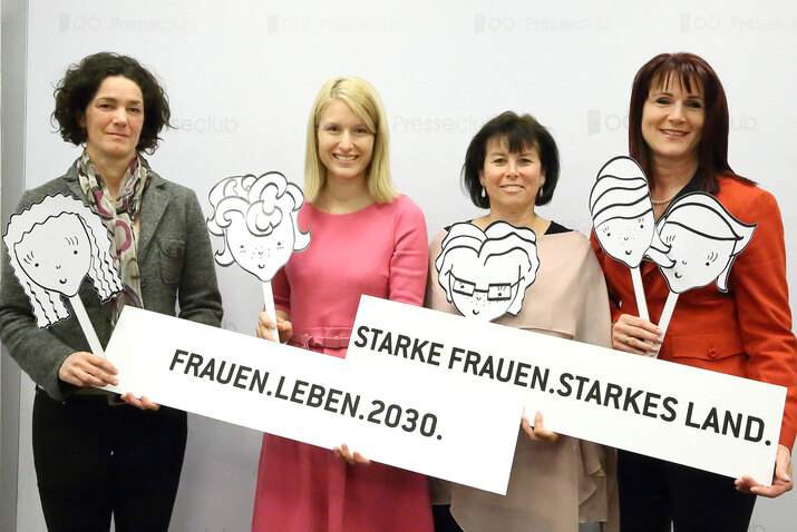 Teilnehmerinnen am Podium der Pressekonferenz