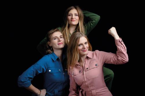 Drei starke Frauen in farblichen Overalls