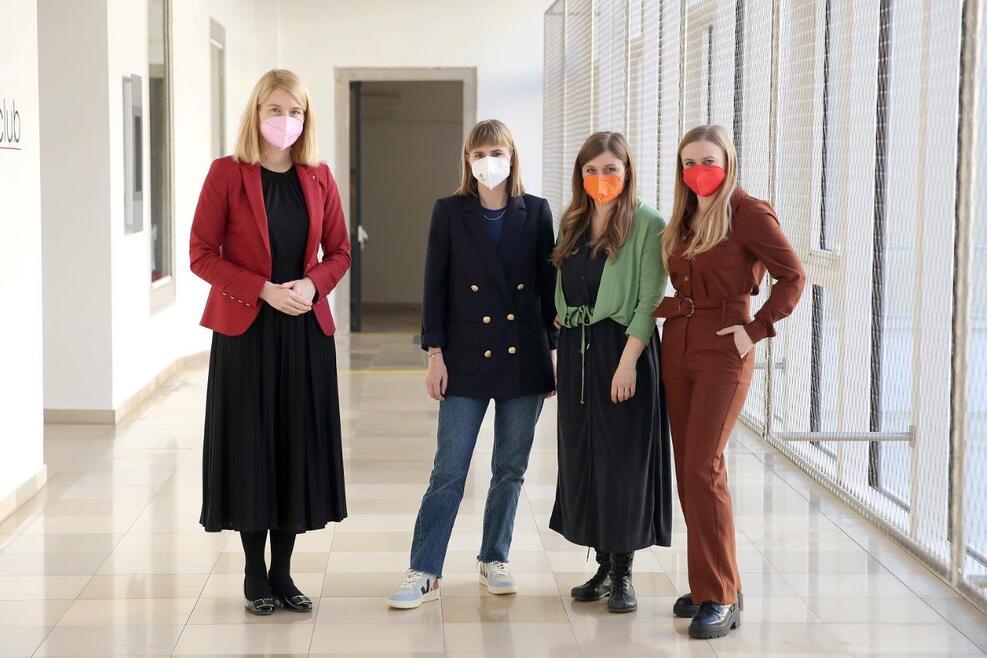 Vier Frauen mit FFP-2 Maske posieren für die Kamera Vier Frauen mit FFP-2 Maske posieren für die Kamera