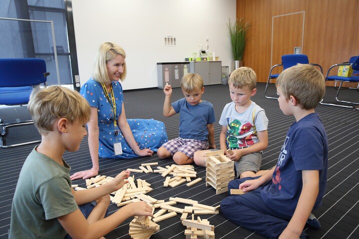 Landeshauptmann-Stellvertreterin Mag.a Christine Haberlander mit Kindern