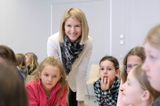 Landeshauptmann-Stellvertreterin Mag.a Christine Haberlander mit Schülerinnen