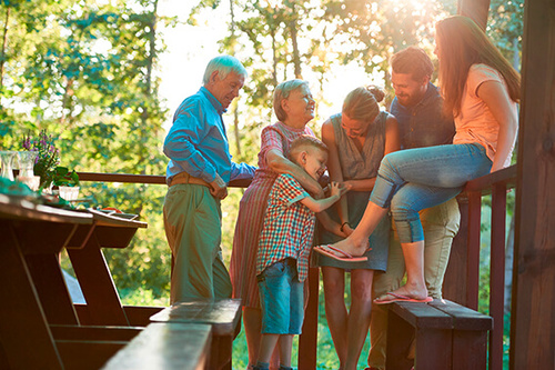 Große freundliche Familie genießt ihre Zeit im Wald.