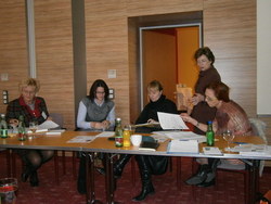Beim Durchsehen der Unterlagen mit der Vortragenden Christine Bauer-Jelinek