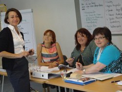 Referentin Maria Moser-Simmill mit Teilnehmerinnen bei der Praxisübung