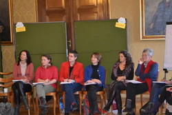 Interressiert folgen die Frauen dem Vortrag von Frauenlandesrätin