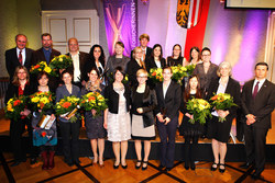 Gruppenfoto mit den Preisträgerinnen, Nominierten, Vertreter/innen der Jury, Landesrätin Doris Hummer und DI Dr. Wilfried Enzenhofer (Geschäftsführer der Upper Austrian Research GmbH)