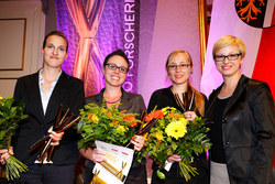 3 Jungforscherinnen (v. li.): DIin Dr.in Karin Nachbagauer, BA (JKU, Institut für Technische Mechanik), DIin Sandra Posch,  BSc, BSc (JKU, Institut für Biophysik), DIin (FH) Karoline Felbermayer (RECENDT GmbH), Forschungs- und Frauenlandesrätin Mag.a Doris Hummer