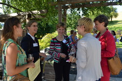 Frauenlandesrätin Mag.a Doris Hummer mit den Teilnehmerinnen der bisherigen Lehrgänge Frauen in Aufsichträten beim Sommercocktail 2013.