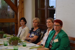 Frauenlandesrätin Mag.a Doris Hummer mit den Teilnehmerinnen der bisherigen Lehrgänge Frauen in Aufsichträten beim Sommercocktail 2013.