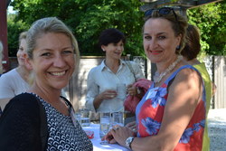 Frauenlandesrätin Mag.a Doris Hummer mit den Teilnehmerinnen der bisherigen Lehrgänge Frauen in Aufsichträten beim Sommercocktail 2013.