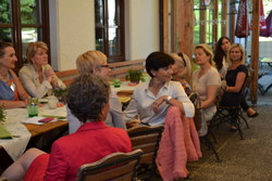 Frauenlandesrätin Mag.a Doris Hummer mit den Teilnehmerinnen der bisherigen Lehrgänge Frauen in Aufsichträten beim Sommercocktail 2013.