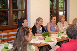 Frauenlandesrätin Mag.a Doris Hummer mit den Teilnehmerinnen der bisherigen Lehrgänge Frauen in Aufsichträten beim Sommercocktail 2013.