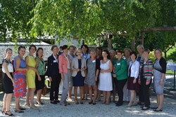 Frauenlandesrätin Mag.a Doris Hummer mit den Teilnehmerinnen der bisherigen Lehrgänge Frauen in Aufsichträten beim Sommercocktail 2013.