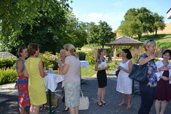 Frauenlandesrätin Mag.a Doris Hummer mit den Teilnehmerinnen der bisherigen Lehrgänge Frauen in Aufsichträten beim Sommercocktail 2013.