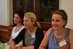 Frauenlandesrätin Mag.a Doris Hummer mit den Teilnehmerinnen der bisherigen Lehrgänge Frauen in Aufsichträten beim Sommercocktail 2013.