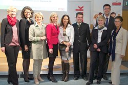 v.l.n.r.: LAbg. Eva Maria Gattringer, Mag.a Brigitte Maria Gruber (Frauen:Fachakademie Schloss Mondsee), Cornelia Anderl (Projektleiterin Frauenreferat), Prok. Birgit Starmayr (Market Institut), Mag. Peter Sailer (Oberbank, Stv. Leiter Geschäftsbereich Hauptplatz), Heidi Gavric (Oberbank, Hauptplatz), Mag. Peter Gerlinger (PVA), Jutta Müller (Frauentrainingszentrum Rohrbach)