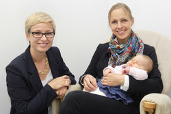 Landesrätin Mag.a Doris Hummer und DDr. Babette Prechtl-Aigner mit Tochter Anna